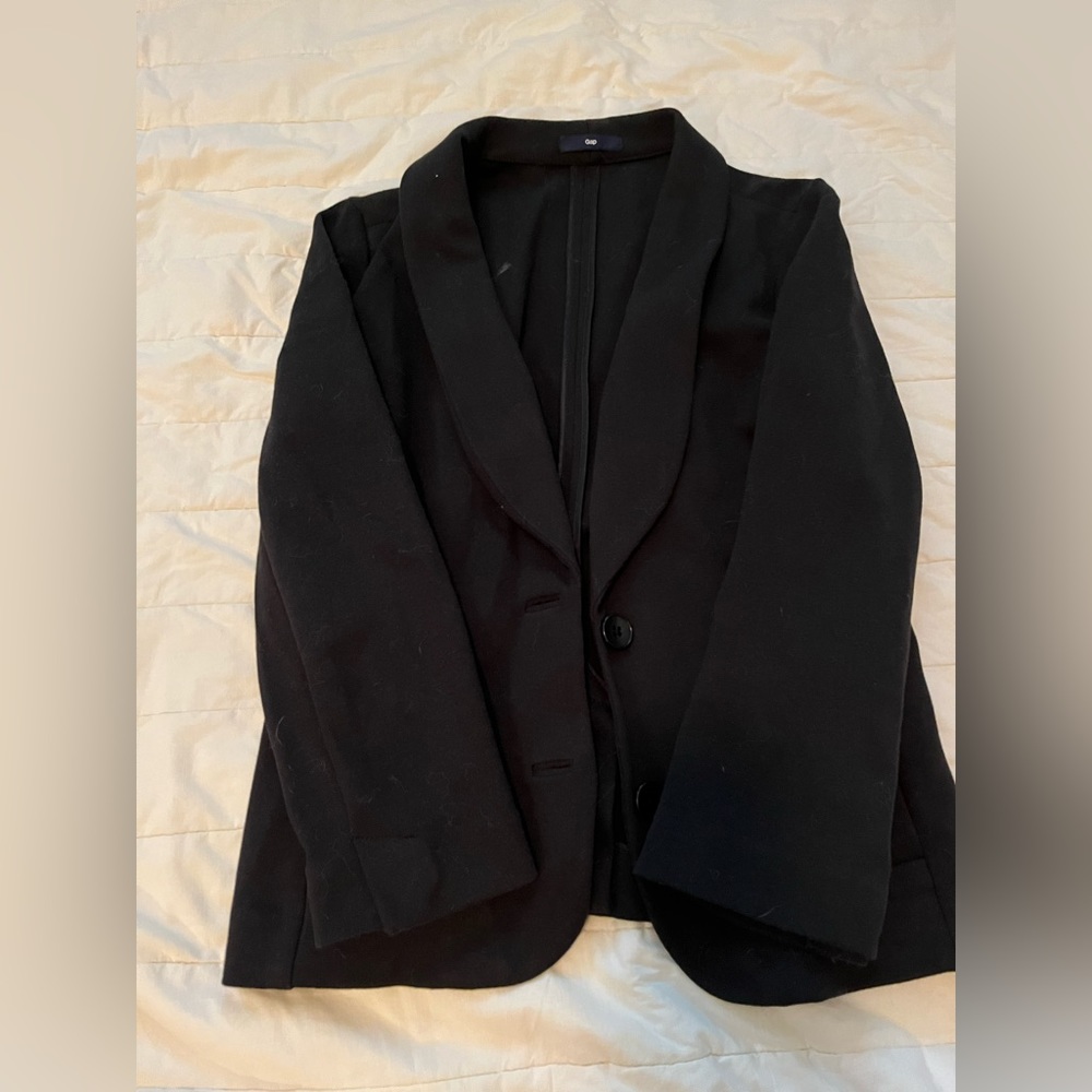 Gap suit jacket! Not sure what size but fits like a small! Only worn once!